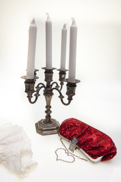银色烛台和红色手袋图片下载