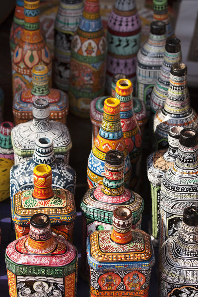 装饰陶器和瓶子陈列在商店出售图片下载