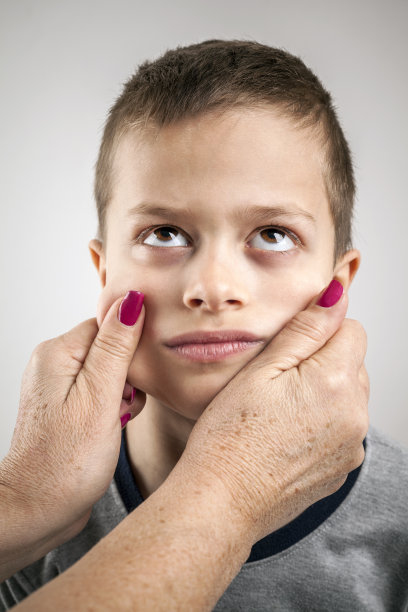 奶奶掐孙子图片下载