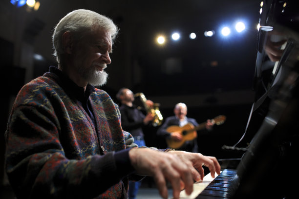 爵士乐队在舞台上表演图片下载