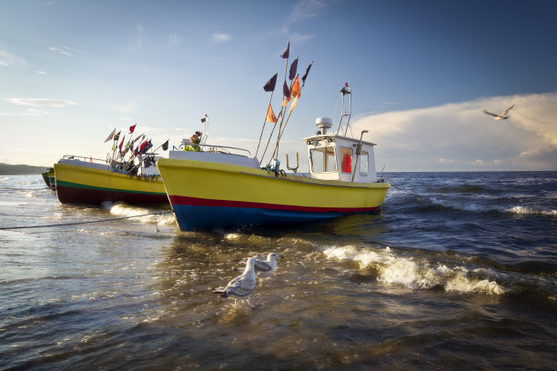 日落时分，海滩上渔民的小船图片下载