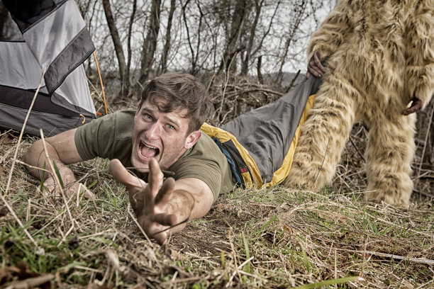 大脚怪拖着一辆露营车穿过树林图片下载