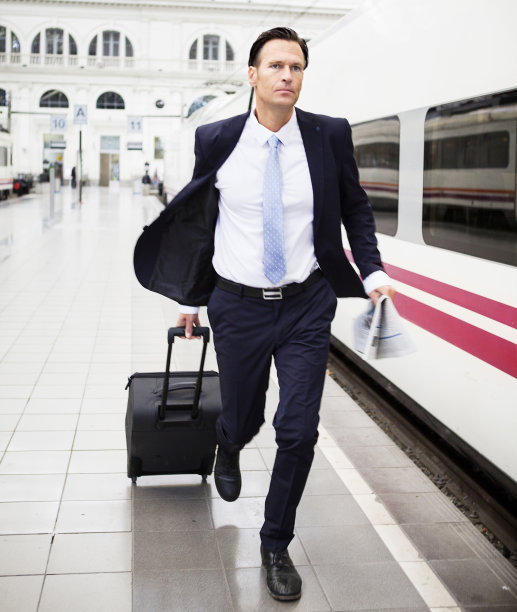 商人在火车站跑步图片下载