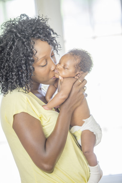 亲吻婴儿的脸颊图片下载