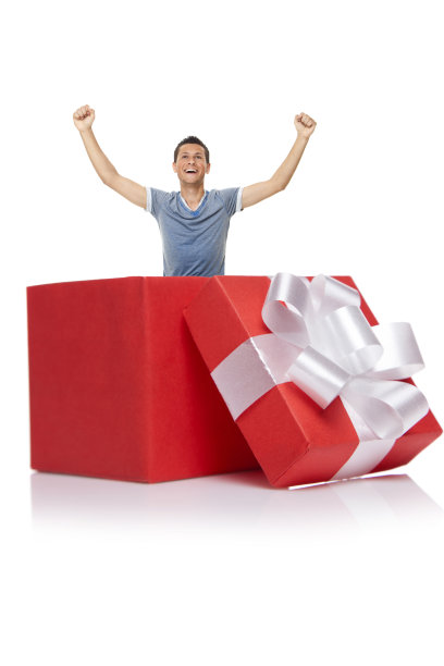 年轻人从一个大箱子里走出来图片下载