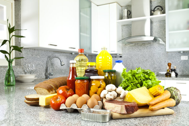 厨房台面上放着一大堆食品杂货图片下载