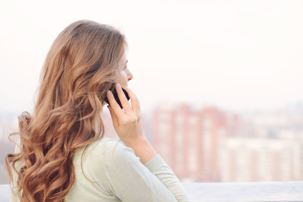 一个漂亮的金发女人的肖像图片下载