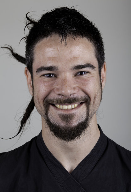 微笑的年轻人图片下载