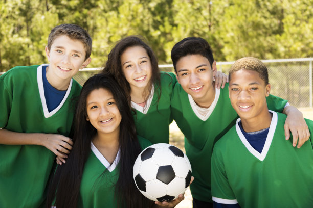 体育运动:十几岁的朋友足球队在场外。球。图片下载