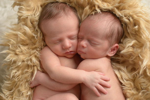 拥抱新生的双胞胎图片下载