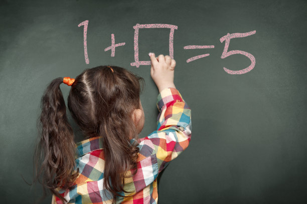 小女孩在黑板上做数学题图片下载