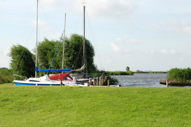 停泊在港口的娱乐船图片下载