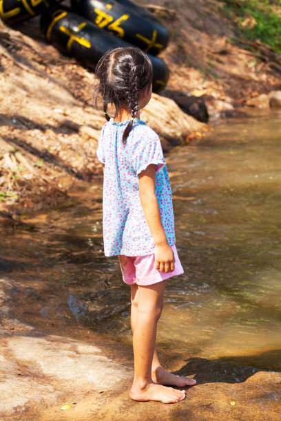 泰国女孩在河边看图片下载