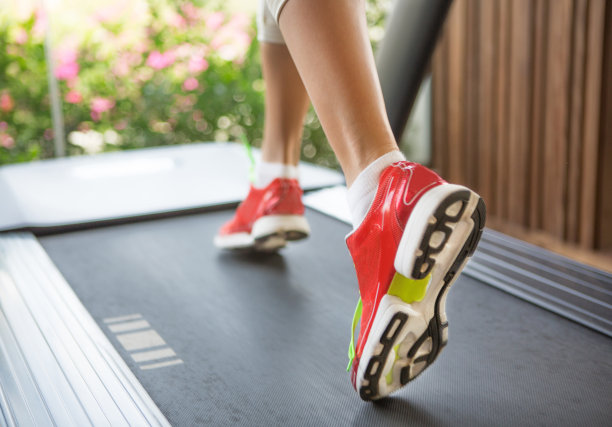 在跑步机上跑步图片下载