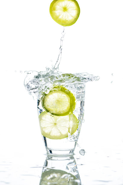 将水果片放入一杯水中图片下载