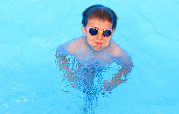 男孩在游泳池游泳，以上的观点图片下载