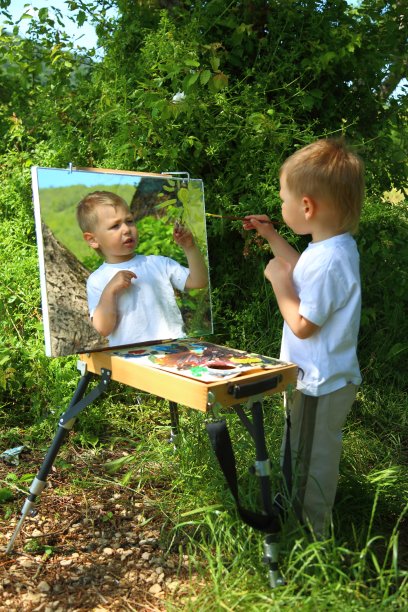 男孩艺术家在镜子上画画图片下载