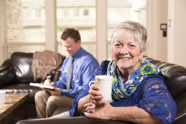 医疗保健:礼宾医生上门拜访资深女性。图片下载
