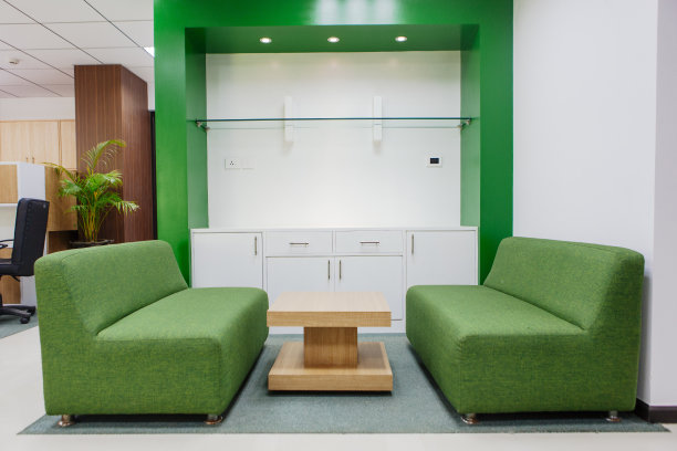 公司办公室内的当代座位区。图片下载