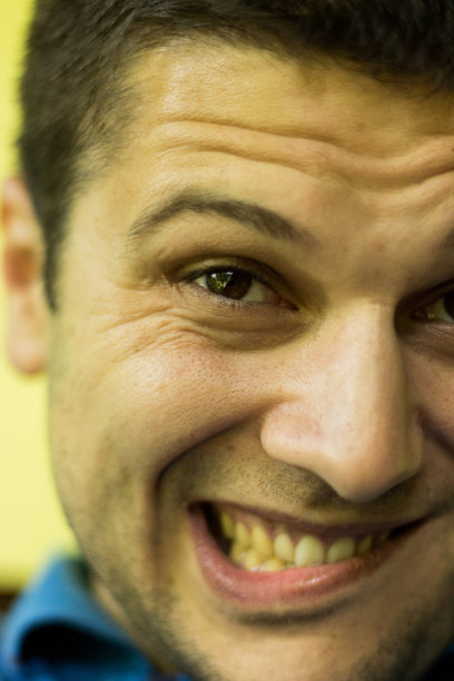 一个留着短发，满脸怒气的年轻人的肖像图片下载