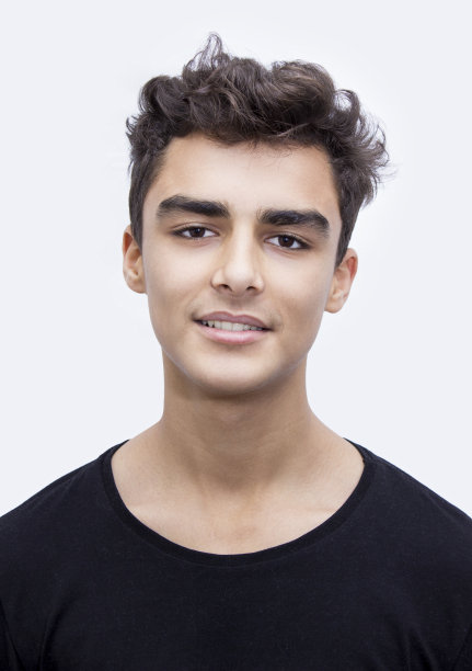 白色背景上微笑的男孩肖像图片下载