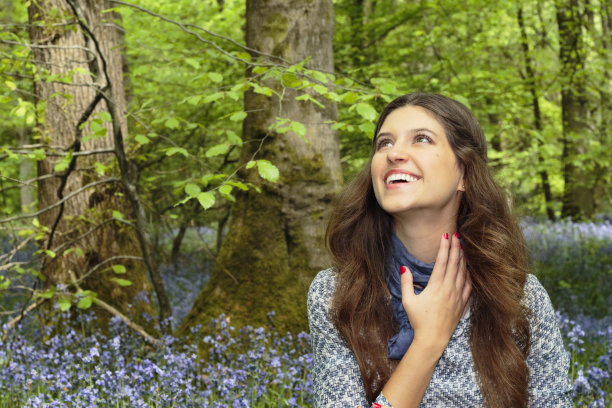 微笑的俄罗斯户外女孩在风信子木拷贝空间图片下载