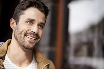 他对着风景微笑图片下载