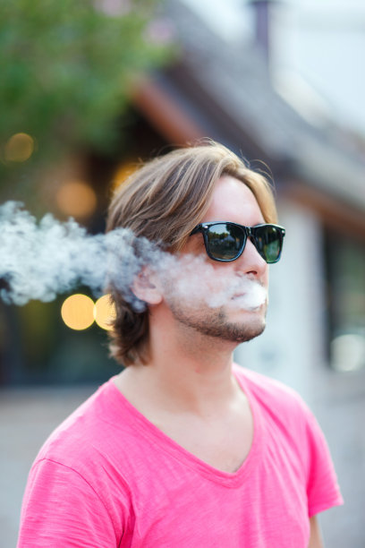 吸烟的年轻人图片下载