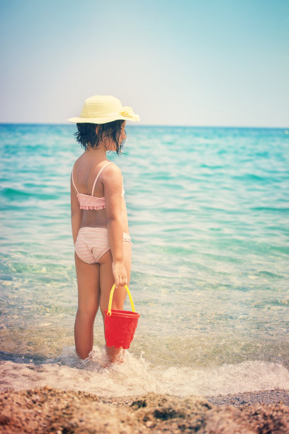 沙滩上快乐的小女孩图片下载