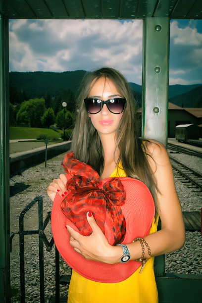 复古列车中的美人图片下载