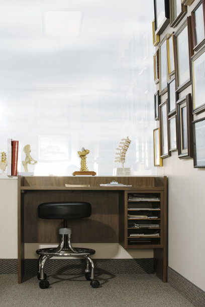 医生的办公桌靠窗，文凭挂在墙上图片下载