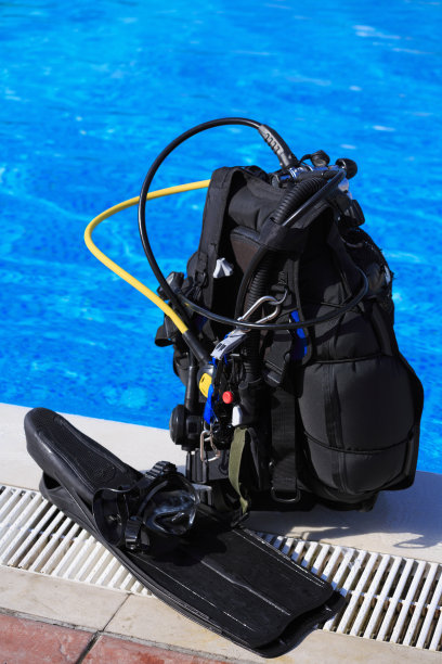 游泳池里的水肺潜水设备图片下载