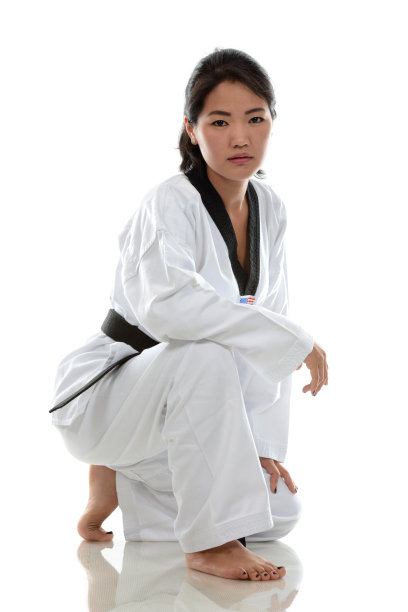 学生单膝休息片刻图片下载