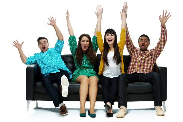 四个兴高采烈的人坐在沙发上欢呼图片下载