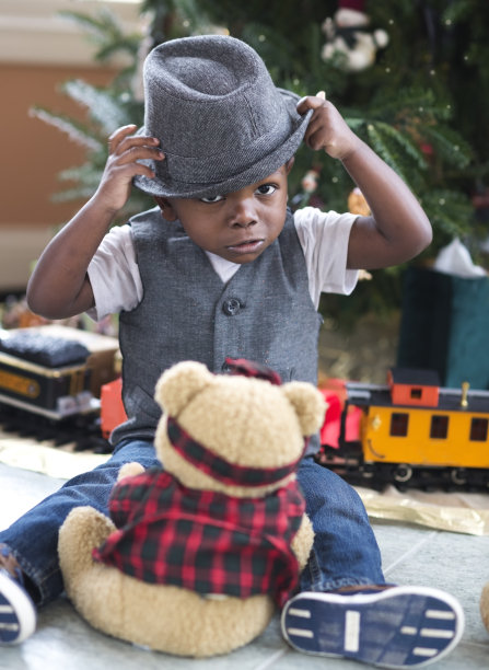 男孩和花呢帽子图片下载