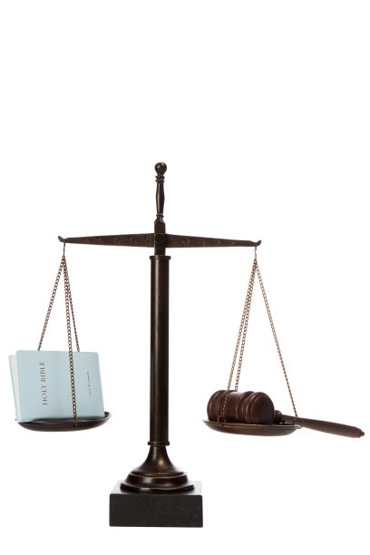 天平与圣经和木槌在白色图片下载