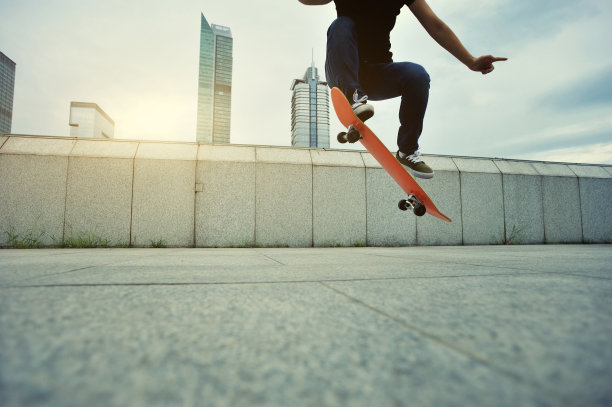 在城市里玩滑板的人图片下载