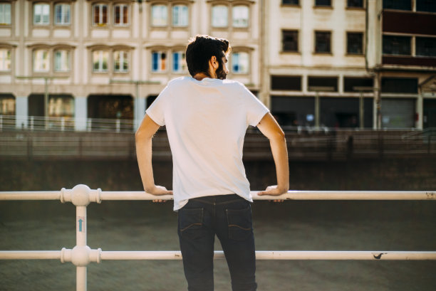 篱笆旁的年轻人图片下载