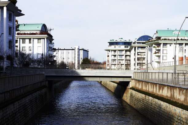 Olona河。彩色图像图片下载