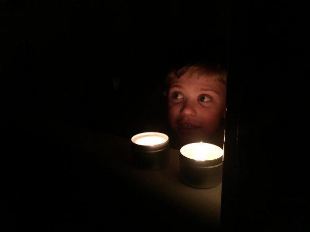 两个点着蜡烛的孩子在洗澡图片下载