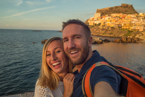 在意大利的年轻情侣自拍图片下载