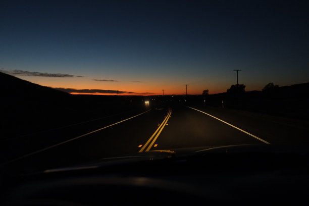 在加州的日落大道上图片下载