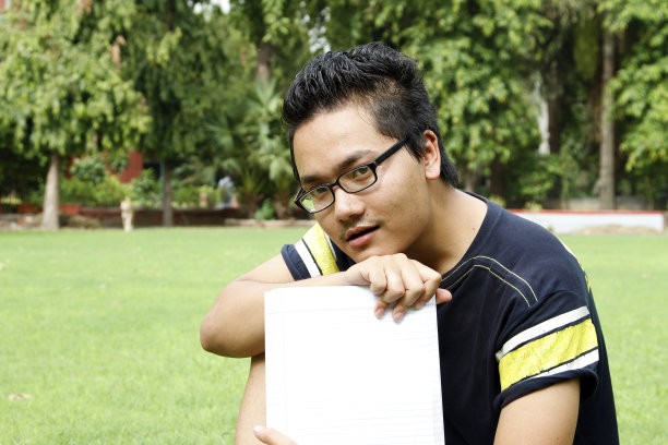 拿着一个笔记本图片下载