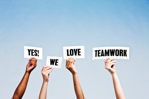 手持的指示牌上写着‘是的!我们喜欢团队合作，而不是天蓝色图片下载