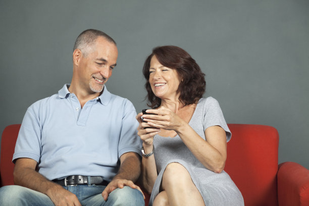 成熟的夫妇在看手机短信图片下载