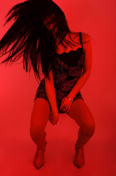 年轻的女孩跳舞图片下载