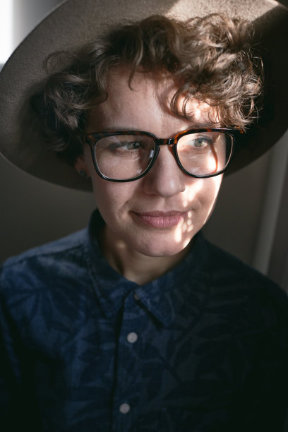 暗室里沉思的女人图片下载