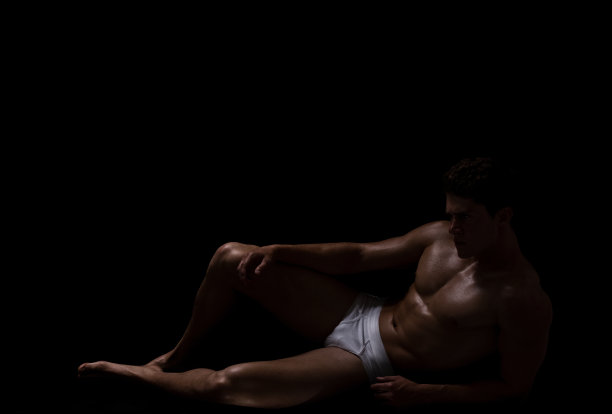 赤裸上身的肌肉男脱衣服图片下载