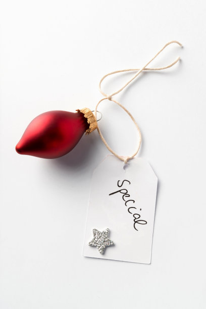 白色的标签和小圣诞球图片下载