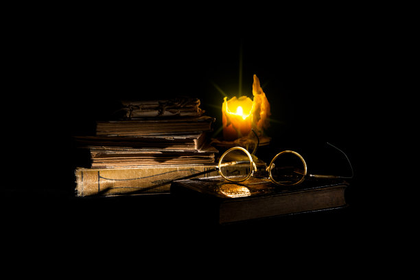 有书，蜡烛和眼镜的静物画图片下载